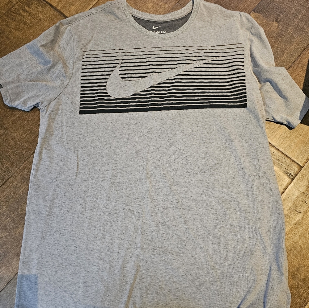 Men Nike dri fit Tee. xl